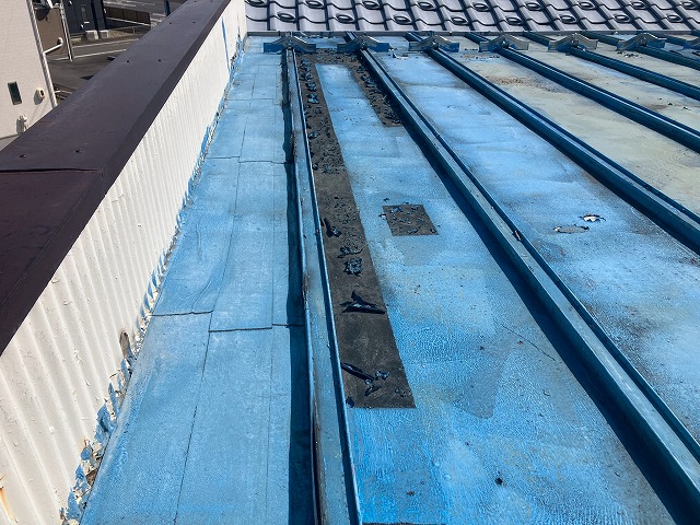 岐阜市で豪雨時に雨漏りが生じる瓦棒屋根のパラペット部分を確認、パラペットとの取り合い部分が劣化